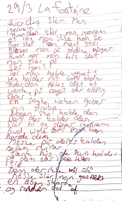 Håndskrevet originalmanuskript til Hvordan slår man igennem — rød blæk, transskription ved siden af.
